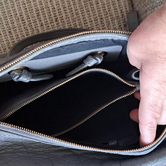 Gorgeous BALENCIAGA Crossbody bag in gray - Picture 6 of 9